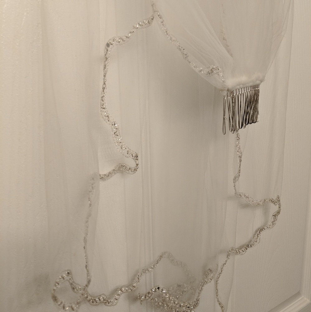 Fingertip beaded edge veil